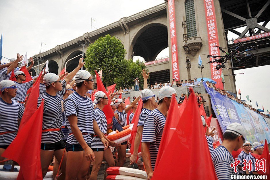 圖為28個橫渡方隊依次下水橫渡長江。中新社發 張暢 攝