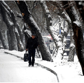 大雪襲烏魯木齊機場