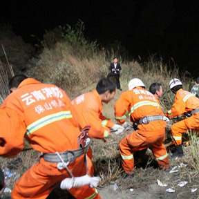 云南客車翻下山溝13亡