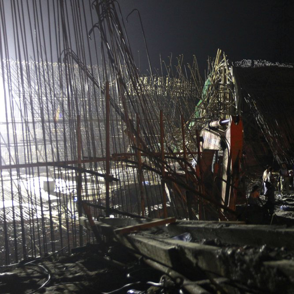 新鄉一在建立交垮塌