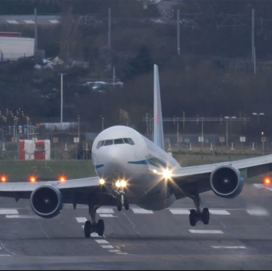 英國客機驚險降落