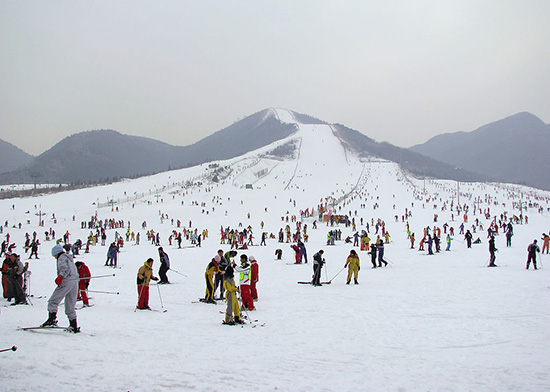 王屋山滑雪場繽紛開滑