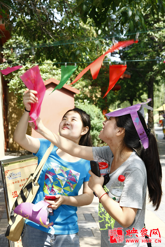 了卻“鄉(xiāng)愁”,余光中走進開封清明上河園