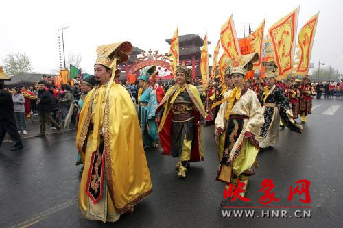 　　3月30日上午,開封市舉行2013中國(開封)清明文化節踏春巡游活動。　 　　