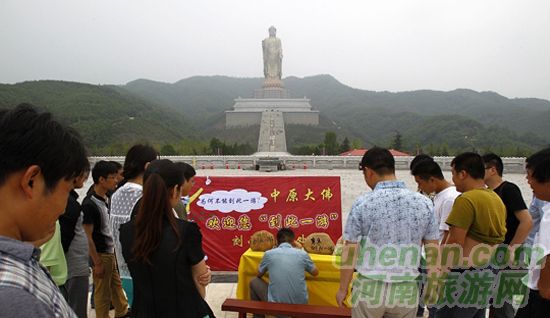 堯山中原大佛景區(qū)公開請游客留名“到此一游”