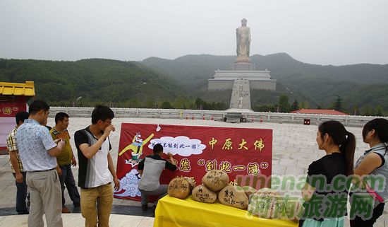 堯山中原大佛景區(qū)公開請游客留名“到此一游”