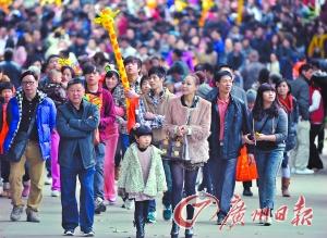 10日天氣很好，廣州各個景點都人頭攢動。圖為長隆景區的游客。　