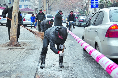 洗車行亂排污水 路面現(xiàn)40多米長(zhǎng)冰帶