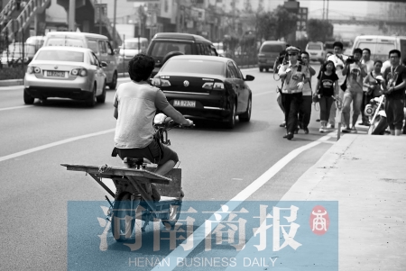 剛駛出隧道口，騎電動車的他被交警攔下 邱曉峰/攝