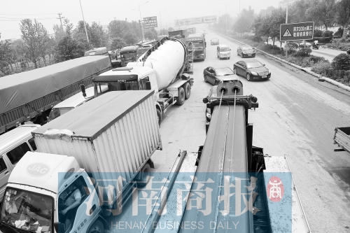 事故造成附近道路堵車