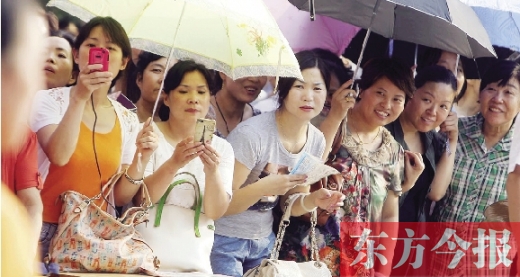 7月6日，鄭州市文化路省實驗中學小升初測評點，家長們聚集在一起，焦急地等待自己的孩子走出考場 劉棟杰