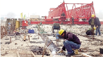 正在建設的鄭登快速通道跨南四環大橋。