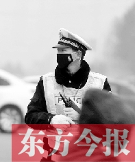 鄭州交警因霧霾太重戴口罩執勤