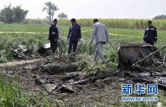 2月26日，在埃及旅游城市盧克索附近，警察和救援人員在發(fā)生熱氣球爆炸事故的現(xiàn)場(chǎng)查看熱氣球殘骸。