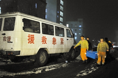 　　前日，幾位救援礦工正在搬運給養。當日，吉林省通化礦業集團八寶煤礦再發瓦斯爆炸，已致6人死亡。新華