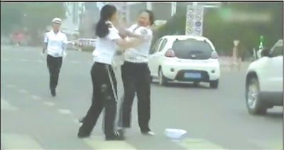 兩名“女交警”馬路中央廝打。圖/東方IC