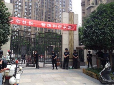 成都成華區發生警匪槍戰 兩疑犯被制服1人在逃