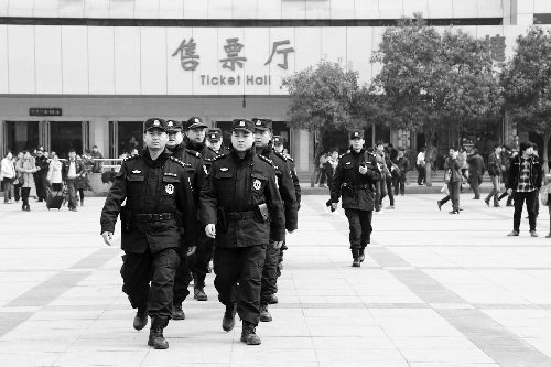 3月2日，鄭州市特警加強對人員密集場所的武裝巡邏。