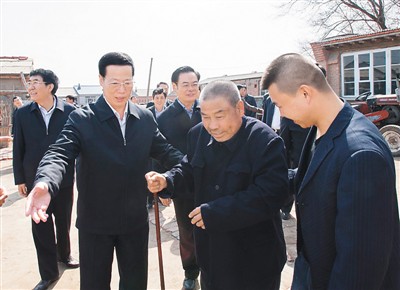 3月26日，張高麗在吉林省農(nóng)安縣農(nóng)安鎮(zhèn)小橋子村看望貧困戶(hù)王井山一家。