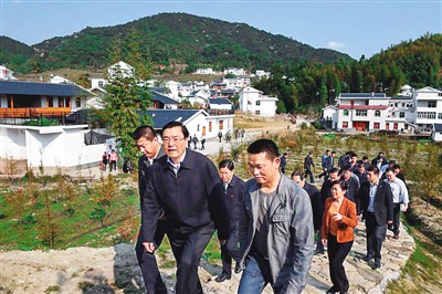 3月25日，張德江在福建省上杭縣古田鎮(zhèn)吳地村看望群眾。