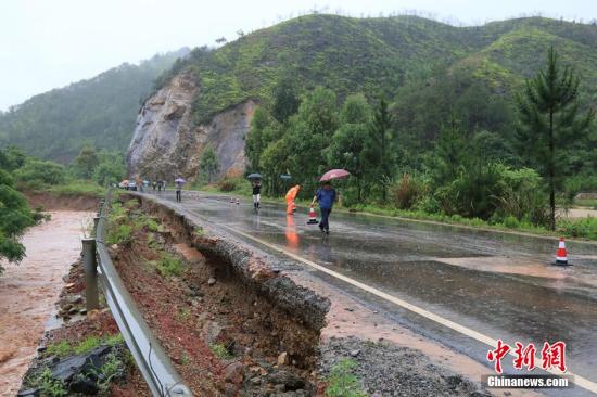 圖為5月19日，江西贛州石城縣珠坑鄉(xiāng)塘臺村通往福建寧化縣的公路出現塌方。陳小強 攝