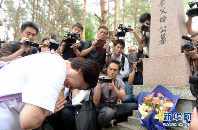 日本遺孤哈爾濱祭拜中國養父母公墓 激動淚流