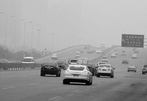 道路上飽和的機(jī)動(dòng)車無(wú)疑是造成霧霾天氣的一個(gè)原因