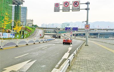 12月18日，本報記者駕車經過江北嘴千廝門大橋匝道附近道路和財信廣場旁支路體驗時，收音機里能聽到神秘的路況提示音。本報記者