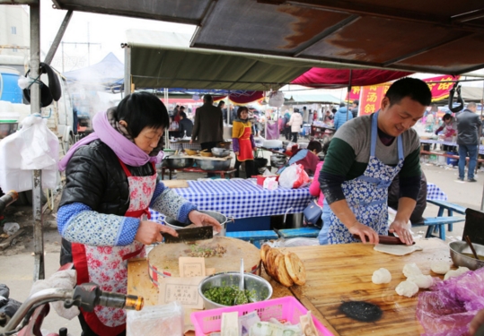 老師辭職賣肉夾饃 月收入近萬元比當民辦教師高出2倍