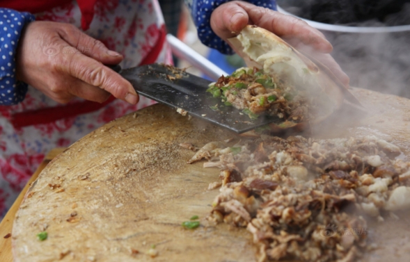 老師辭職賣肉夾饃 月收入近萬元比當民辦教師高出2倍