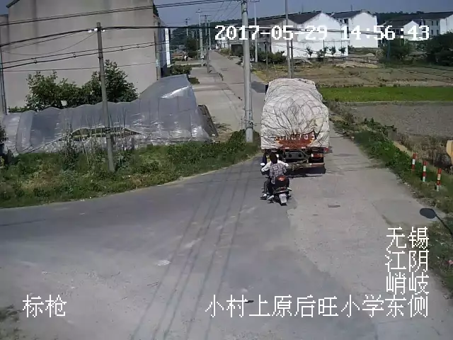 男子遭大貨車碾壓致死 監控還原最后10秒