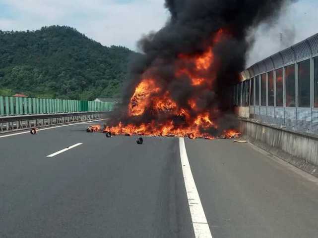 一車貨燒光 司機(jī)才知道車?yán)镉?00個滅火器