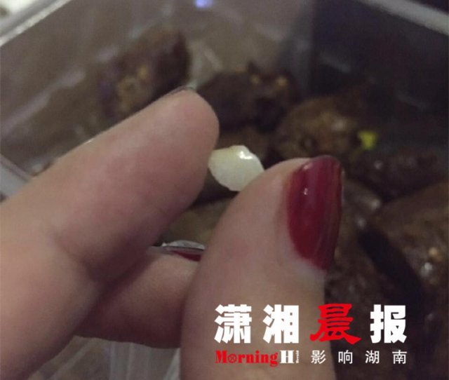 湖南一女子吃周黑鴨崩掉半顆牙 工作人員:已補償