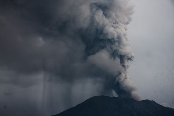 這是11月28日在印度尼西亞巴厘島拍攝的噴發(fā)火山灰的阿貢火山。新華社發(fā)