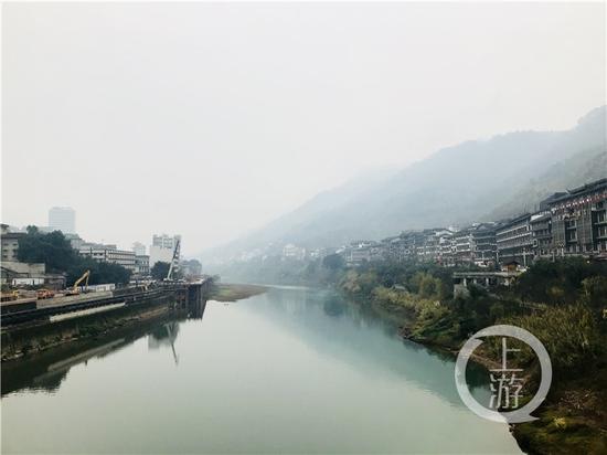 △赤水河兩岸的茅臺(tái)鎮(zhèn)有著超過(guò)2000家白酒經(jīng)營(yíng)戶。