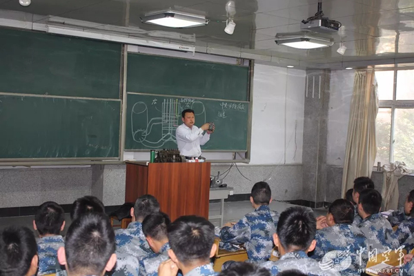 空軍找上藍翔技校聯合培訓：為的就是挖掘機