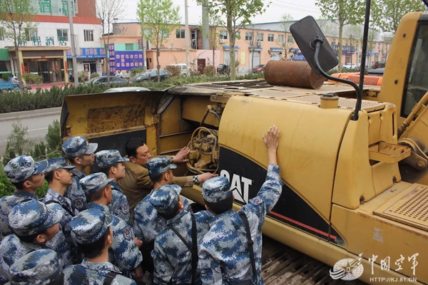 空軍找上藍翔技校聯合培訓：為的就是挖掘機