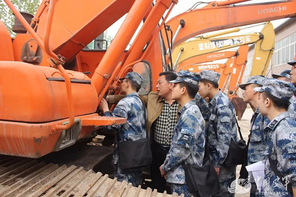 空軍找上藍翔技校聯合培訓：為的就是挖掘機