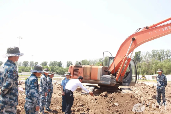 空軍找上藍翔技校聯合培訓：為的就是挖掘機