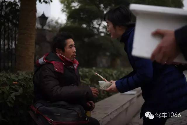 1066小分隊來到紫荊山（摩的司機、出租車司機、市民)，給他們送去餃子。