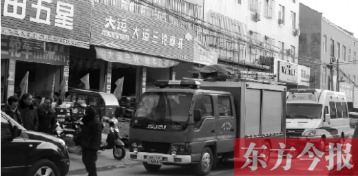 火災發生后，袁厲害家門前的大路上停滿了消防車和警車