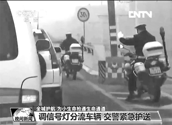 鄭州交警全程護航 均為視頻截圖