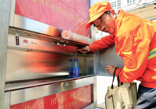 3月27日，鄭州紫荊山立交橋下，出現一種“直飲水機”，市民稱其為機器“送水哥”