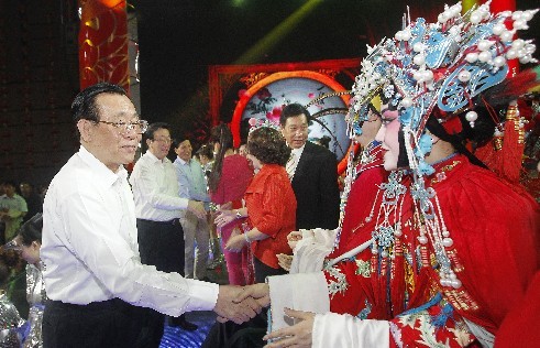 頒獎晚會結束后，王剛（左一）、郭庚茂（左二）、謝伏瞻（左三）上臺和演職人員握手