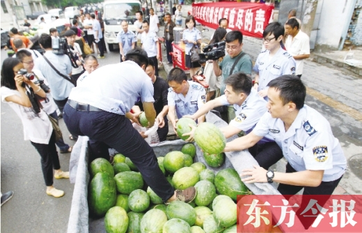 過(guò)秤開(kāi)始，鄭州管城區(qū)城市管理執(zhí)法局等五局委共買(mǎi)了96500斤西瓜