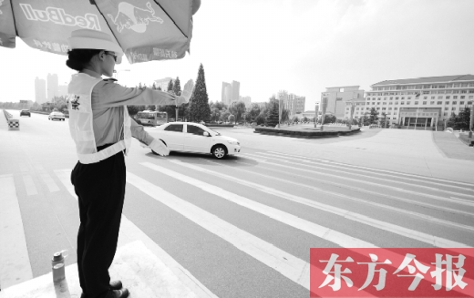 昨日，駐馬店市開源大道，女交警冒高溫指揮交通