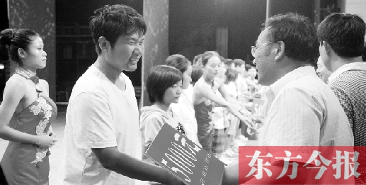 8月25日，河南電視臺8號演播廳，寒門學子每人拿到了5000元助學金