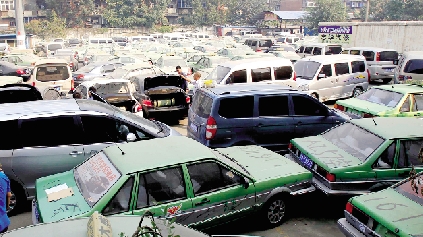 國慶期間，鄭州市客運管理處查處的大批非法營運車輛