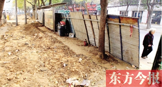 鄭州市紅專路與政七街交叉口，一工地“圍而不動”，步行者只好擇路而行