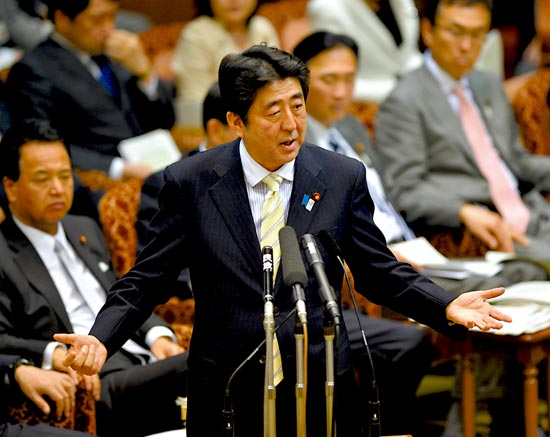 23日，安倍在參議院預算委員會發表講話。